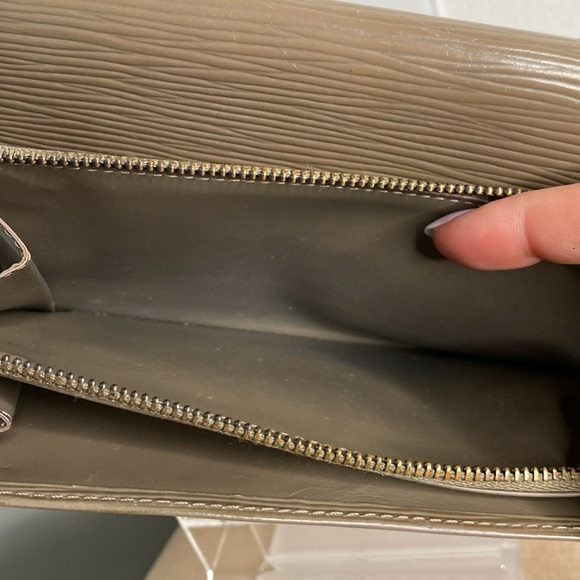 Authentic Louis Vuitton Taupe Epi Leather Sarah Wallet - Picture 9 of 10